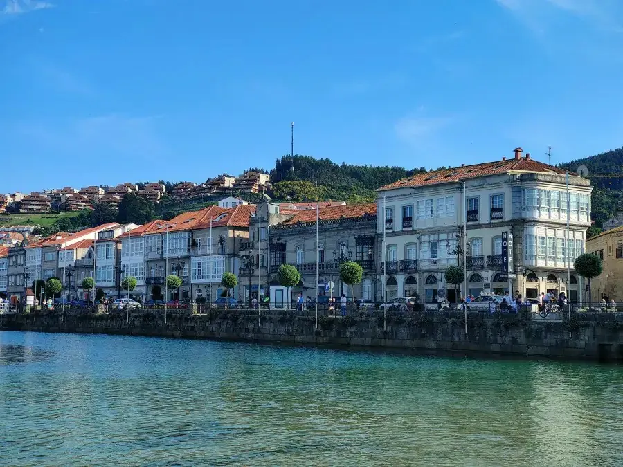 Paseo marítimo de Baiona con sus casas de galerías frente al mar