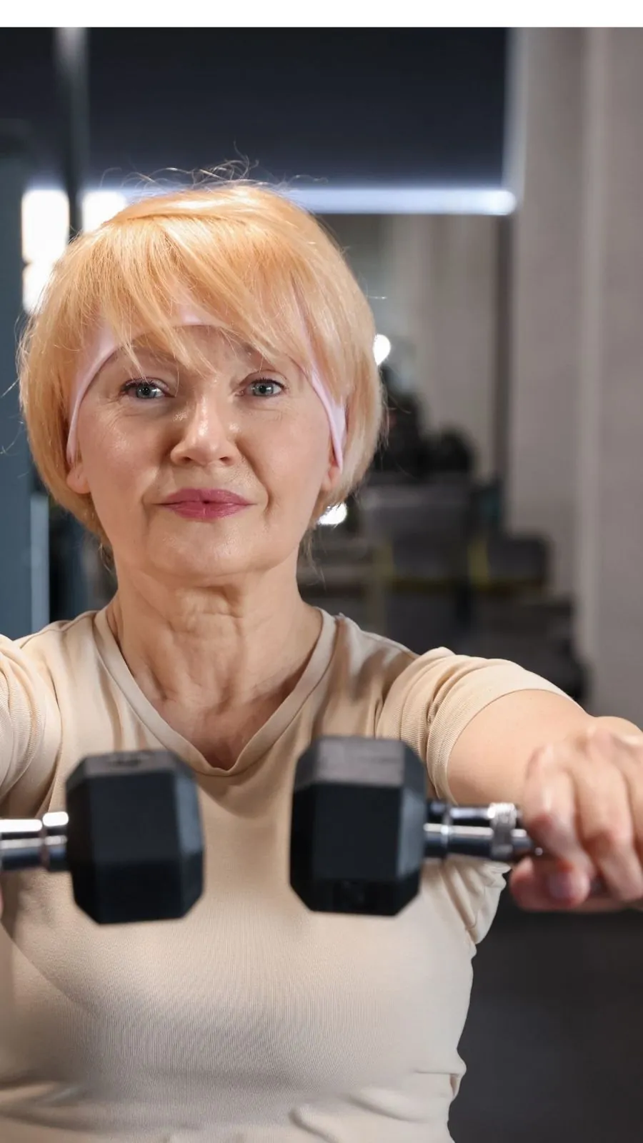 Mujer haciendo ejercicio con mancuernas