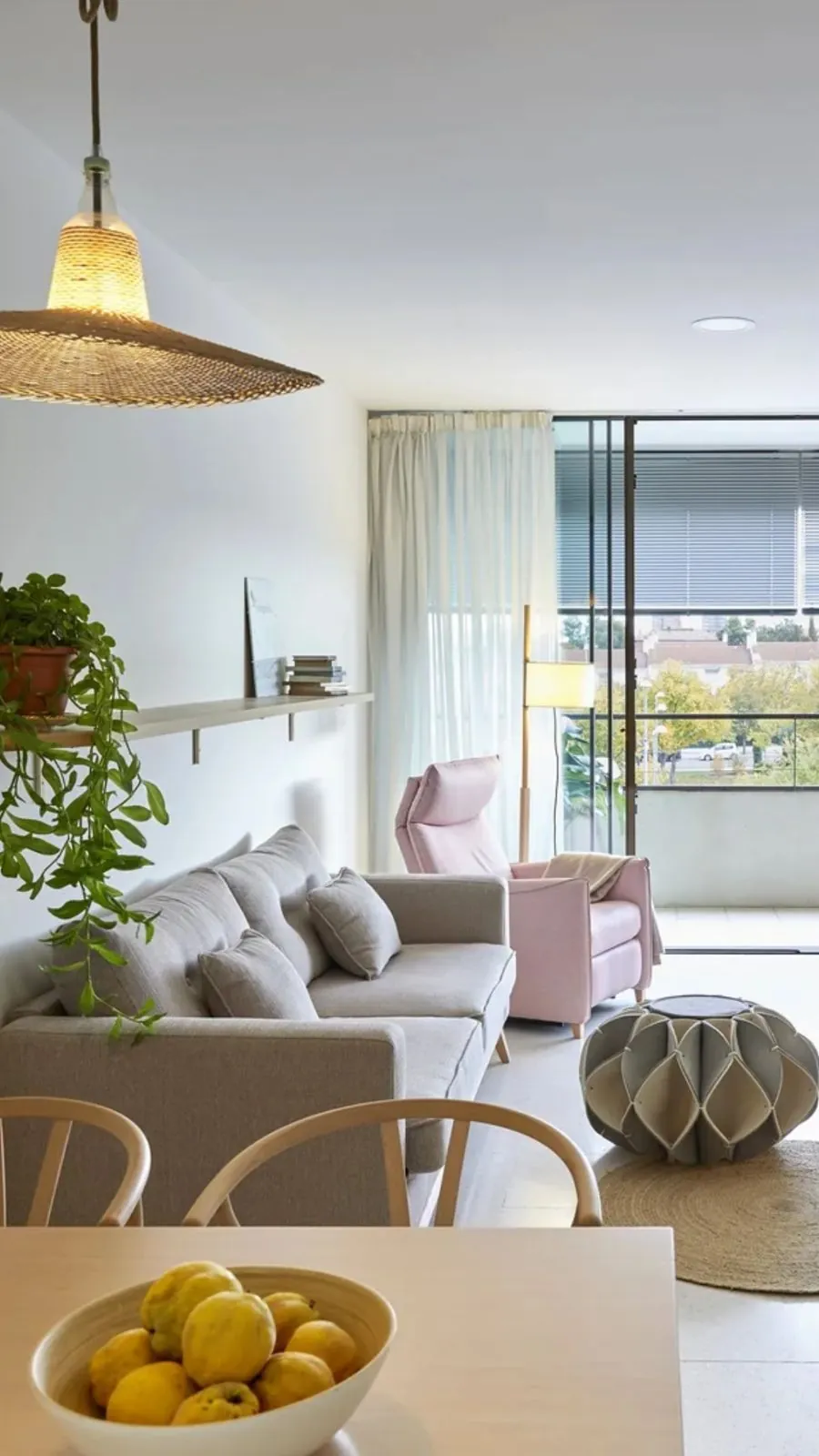 Salón luminoso de una vivienda tipo con ventanal y terraza