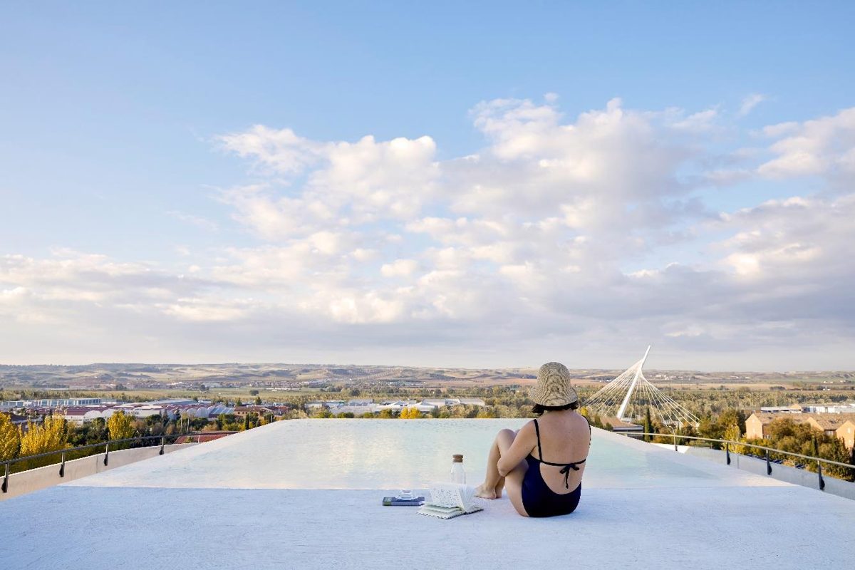 Piscina en la cubierta de Vitapolis Toledo con vistas a la ciudad